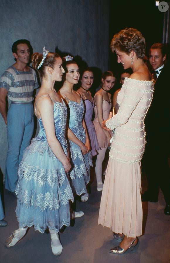 Um dos momentos mais marcantes aconteceu durante uma gala no Savoy Theatre, em Londres, em 19 de julho de 1993. Na ocasião, a princesa apareceu ao lado de dançarinos usando um vestido rosa claro cravejado de pérolas, criado por Catherine Walker, combinado com um scarpin slingback metalizado