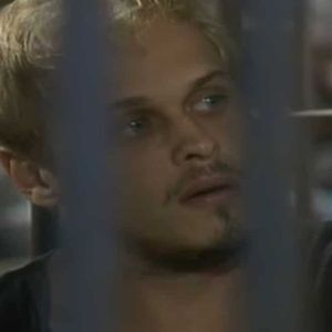 Alexandre (Guilherme Fontes) é condenado em 'A Viagem'? Irmão de Diná (Christiane Torloni) é preso por 18 anos, mas se sucidia nos próximos capítulos.