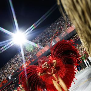 Virginia Fonseca anunciou a saída do posto de rainha de bateria da Grande Rio após um ano na função. Bastidores divulgados por Leo Dias apontam para uma possível mudança da influenciadora para Madri