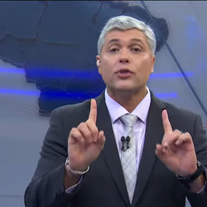 Joel Datena, de 48 anos, precisou passar por uma cirurgia de emergência na coluna após sentir fortes dores nas costas e, segundo informações do colunista Flávio Ricco, do Portal LeoDias, ainda não há previsão para seu retorno ao comando do "Brasil Urgente", na Band