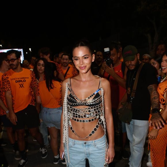 Bruna Marquezine ama looks vazados e fresquinhos para curtir eventos de música