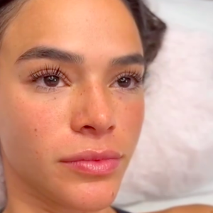 Procedimento feito por Bruna Marquezine dura cerca de 35 dias e o resultado varia de acordo com os cílios naturais de cada pessoa