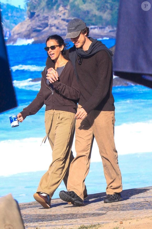 Bruna Marquezine e Shawn Mendes encararam o frio durante passeio na orla da praia de São Conrado