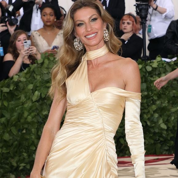 Gisele Bündchen nunca cogitou ir ao Met Gala 2025, segundo o TMZ. A modelo permanece reclusa com o novo bebê