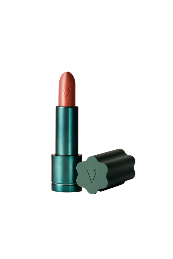 Com FPS 30 e óleo de jojoba, o Batom Sensa Cremoso, da Vic Beauté, aposta em hidratação e proteção para os lábios.