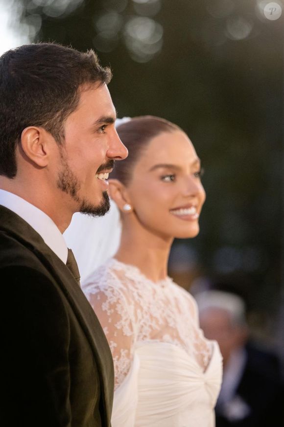 Giovanna Lancellotti e Gabriel David recebendo a bênção durante a cerimônia