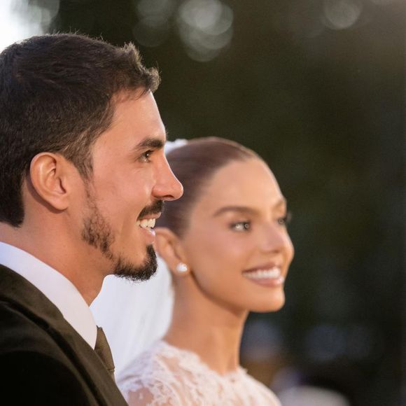 Giovanna Lancellotti e Gabriel David recebendo a bênção durante a cerimônia