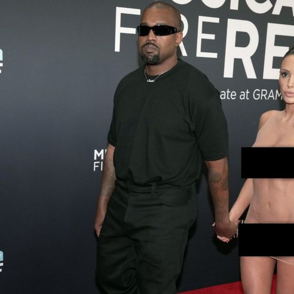 Bianca Censori surgiu usando um vestido transparente no Grammy 2025.