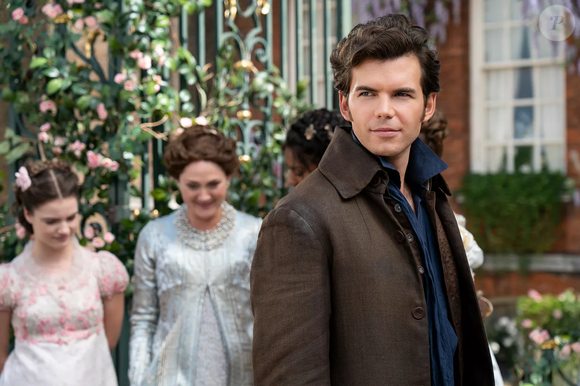 Luke Newton é o intérprete de Colin Bridgerton; o ator, que está presente na 4ª temporada, tem 1,83 m