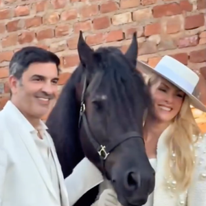 Em alguns momentos, Ana Hickmann apareceu com um casaco com aplicações de pérolas