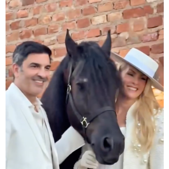 Em alguns momentos, Ana Hickmann apareceu com um casaco com aplicações de pérolas