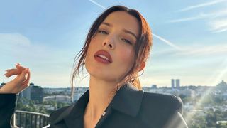 Millie Bobby Brown troca vida glamorosa de Los Angeles para morar em uma fazenda 'caótica' com o marido, Jake Bongiovi: 'Não faço isso por estética. Faço porque adoro'