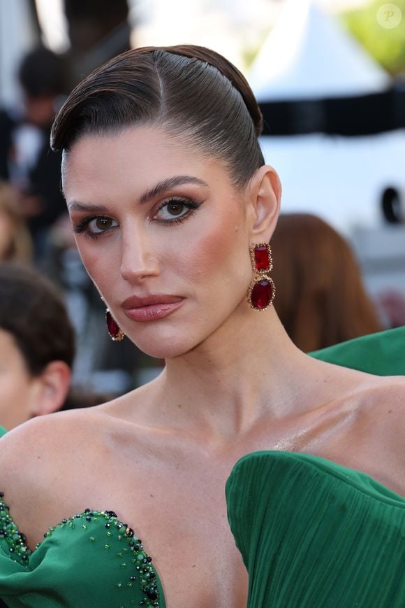 Isabella Menin exibe maquiagem com lápis de olho preto na linha d'água em Cannes 2025