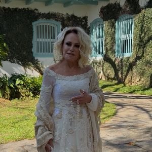 Ana Maria Braga e Fábio Arruda receberam uma bênção matrimonial do Padre Max, na capela da fazenda da apresentadora, no interior de São Paulo