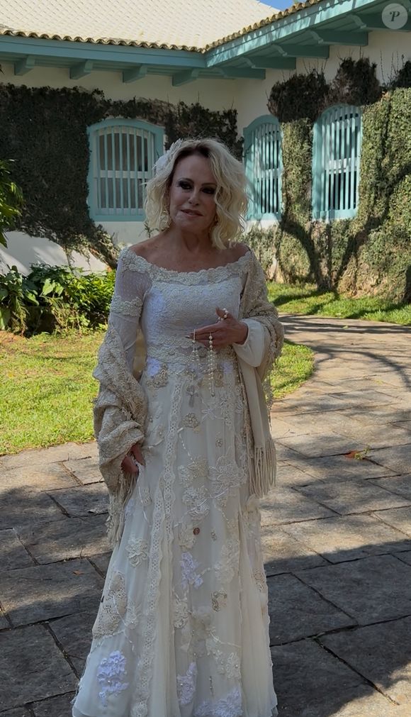 Ana Maria Braga e Fábio Arruda receberam uma bênção matrimonial do Padre Max, na capela da fazenda da apresentadora, no interior de São Paulo
