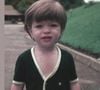 Nascido em 1971, esse menino de cabelo muito liso e blusa de botão não imaginava que seria galã da Globo e um terrível vilão de novela; reconhece?