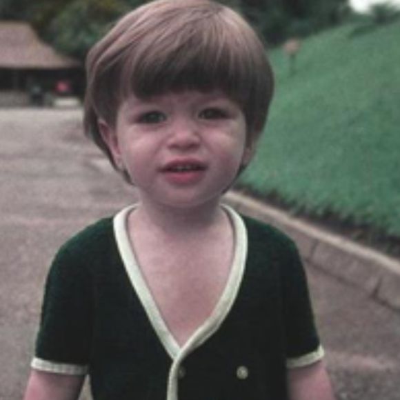 Nascido em 1971, esse menino de cabelo muito liso e blusa de botão não imaginava que seria galã da Globo e um terrível vilão de novela; reconhece?