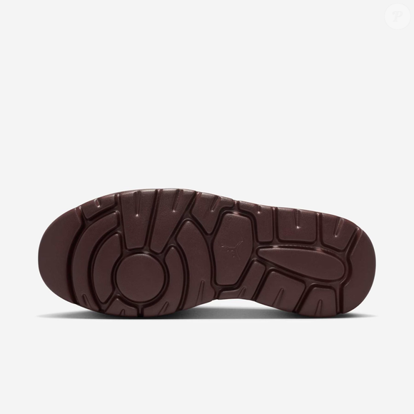 Avaliado em R$ 1.199,99 até o fechamento desta matéria, o novo Air Jordan Mule Burgundy Crush surge como aposta para quem quer aderir à tendência dos calçados statement sem abrir mão da praticidade