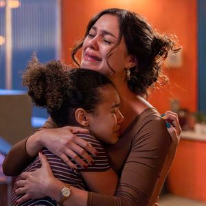 Sophie Charlotte tem química com grande parte do elenco, como com Alana Cabral, a Joélly