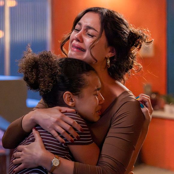 Sophie Charlotte tem química com grande parte do elenco, como com Alana Cabral, a Joélly