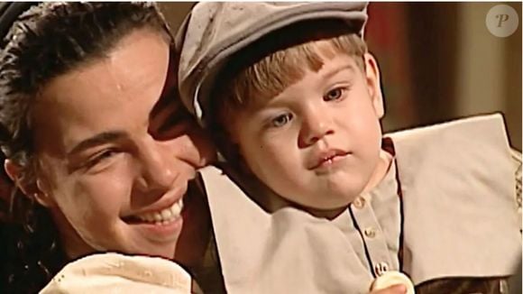 Giuliana (Ana Paula Arósio) se emociona ao ficar com Juanito, o filho biológico, nos braços na semana de 1 a 6 de dezembro da novela Terra Nostra