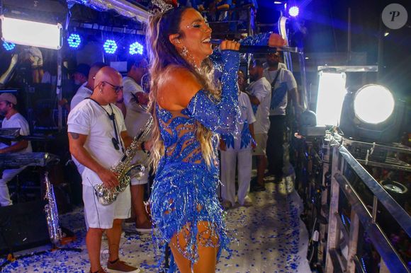 Comandando o "Pipoca da Veveta" no circuito Barra/Ondina, Ivete brilhou em um look deslumbrante assinado por Marco Gurgel. A baiana surgiu com um vestido curto azul vibrante, totalmente cravejado de pedrarias e brilhos.