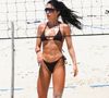 Jade Picon aposta no clássico cortininha preto para jogar futevolei na praia