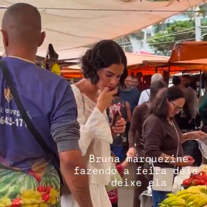 A atriz combinou a blusa boho chic com o Danielle Skort, short-saia branco com renda e babados da mesma coleção