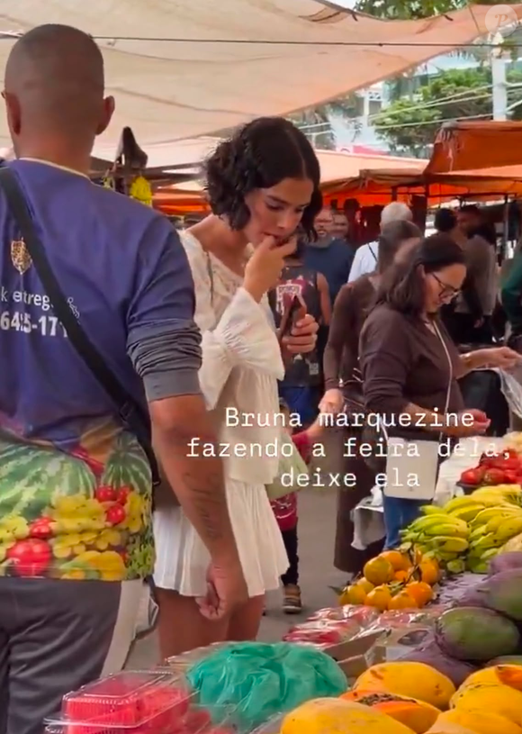 A atriz combinou a blusa boho chic com o Danielle Skort, short-saia branco com renda e babados da mesma coleção