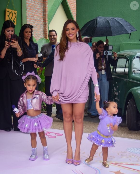 A influenciadora Bruna Biancardi escolheu um vestido lilás de mangas longas para o aniversário de Mavie e entrou no clima da decoração da festa