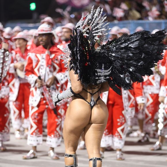 Rainha do Salgueiro, Viviane Araújo conquistou o apelido de Rainha das Rainhas - Foto: Brazilnews/Agnews