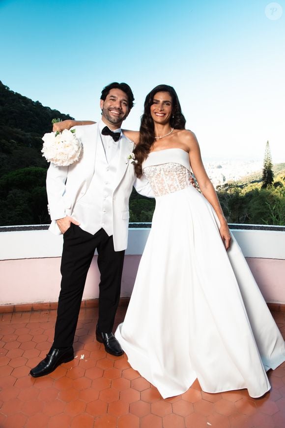 A cerimônia planejada por Beatriz Laus Cerimonial, aconteceu em meio ao Festival de Cinema do Rio de Janeiro, e teve toques pessoais, como a valsa coreografada pela própria noiva, buquê de peônias e as cores escolhidas para a celebração: rosa e branco.