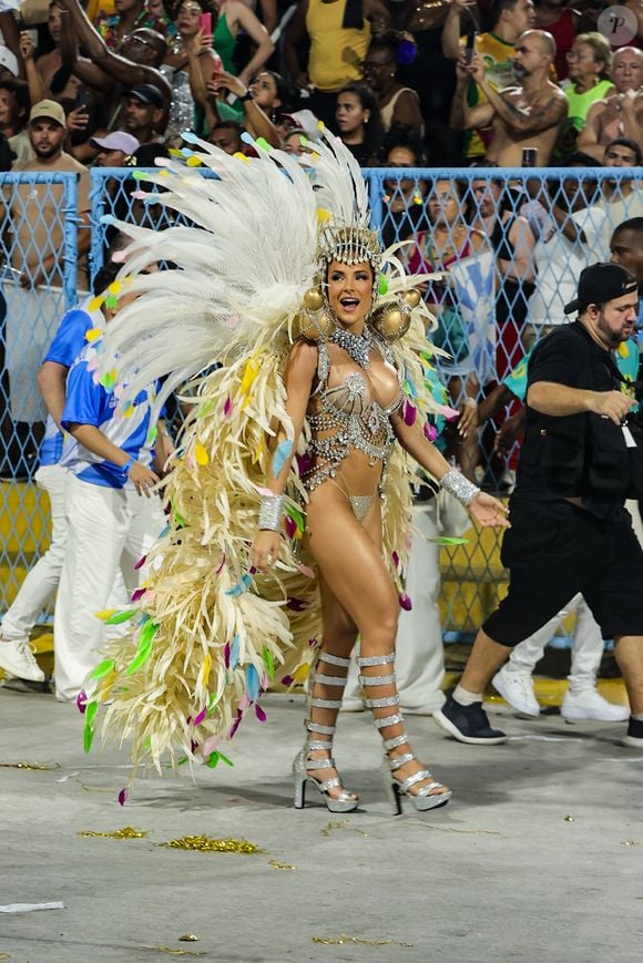 Gabi Martins superou as críticas e mostrou a evolução do samba no pé em mais um desfile da Vila Isabel