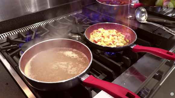Coe o quentão e flambe as peras e maçãs com açúcar e cachaça. Em seguida, misture os dois preparos
