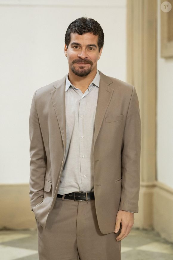 Vasco (Thiago Martins) venderá morango do amor em seu bar na novela Vale Tudo em 20 de agosto