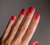 Unha na cor vermelho clássico vibrante é tendência para o Outono 2026