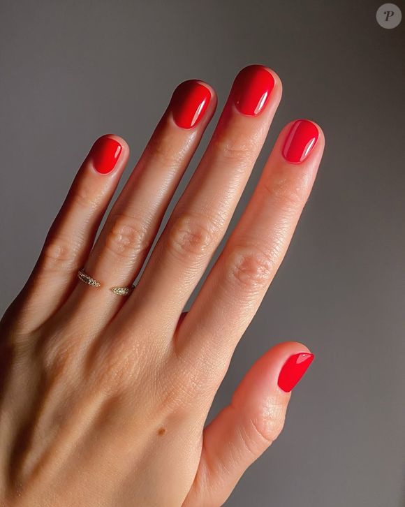 Unha na cor vermelho clássico vibrante é tendência para o Outono 2026