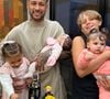 Neymar em foto do Dia dos Pais 2025 com os quatro filhos, Davi Lucca, Mavie, Helena (nos braços do irmão) e Mel: 'A criança (Helena) até poderia viajar com a Nadine (mãe de Neymar) e as babás, mas ninguém quer segurar isso, é muita responsabilidade. E até onde eu soube, Neymar quer todos os filhos nos jogos do Brasil, porque essa é a última Copa dele'