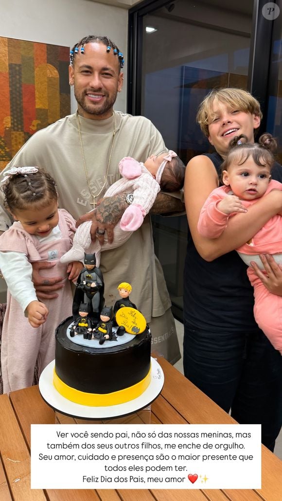 Neymar em foto do Dia dos Pais 2025 com os quatro filhos, Davi Lucca, Mavie, Helena (nos braços do irmão) e Mel: 'A criança (Helena) até poderia viajar com a Nadine (mãe de Neymar) e as babás, mas ninguém quer segurar isso, é muita responsabilidade. E até onde eu soube, Neymar quer todos os filhos nos jogos do Brasil, porque essa é a última Copa dele'