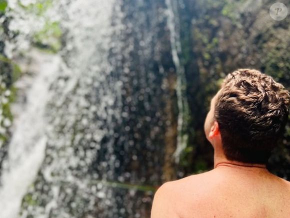 Em uma publicação nas redes sociais na última sexta-feira (02), ele compartilhou uma foto na cachoeira e disse que está oficialmente em remissão, pronto para recomeçar.