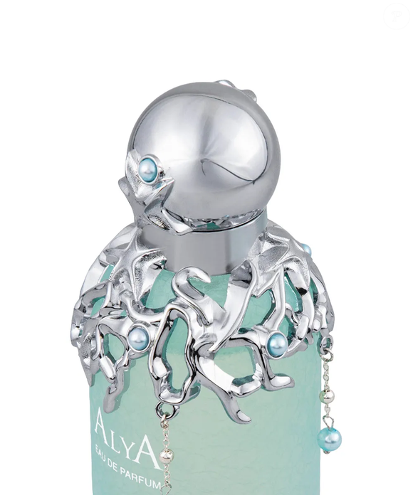 A combinação de bergamota, mandarina e pêssego-branco marca a abertura do Alya Eau de Parfum, da marca árabe Hamidi, que chega ao Brasil com uma proposta contemporânea inspirada na tradição da perfumaria de Dubai
