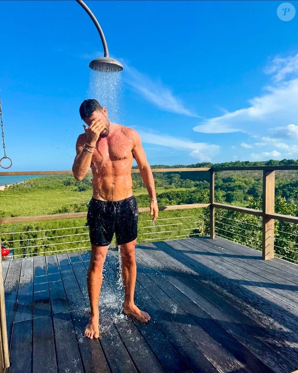 Em uma das fotos, Cauã Reymond apareceu tomando uma ducha enquanto mostrava seu corpo super definido