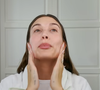 Retinol, ácidos e vitamina C exigem atenção antes de entrar na mesma rotina. Segundo Larissa Oliveira, a combinação pode aumentar a irritação quando não considera a tolerância individual da pele. A dermatologista explica que alguns ativos podem ser combinados por orientação profissional, inclusive em horários ou dias diferentes