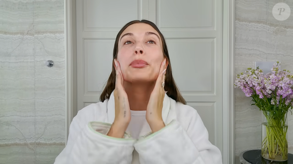 Retinol, ácidos e vitamina C exigem atenção antes de entrar na mesma rotina. Segundo Larissa Oliveira, a combinação pode aumentar a irritação quando não considera a tolerância individual da pele. A dermatologista explica que alguns ativos podem ser combinados por orientação profissional, inclusive em horários ou dias diferentes