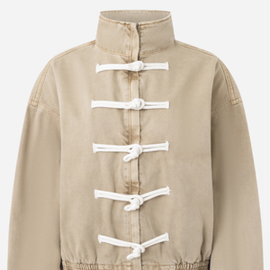 A jaqueta bege da Renner prova que a estética militar também pode funcionar em looks casuais e modernos. O modelo inspirado na tendência napoleônica custa R$ 299,90