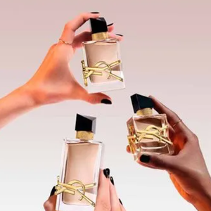 O perfume importado Libre Flowers & Flames (YSL) traz consigo notas de baunilha e de lavanda.