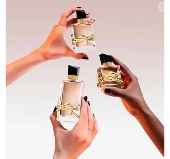 O perfume importado Libre Flowers & Flames (YSL) traz consigo notas de baunilha e de lavanda.