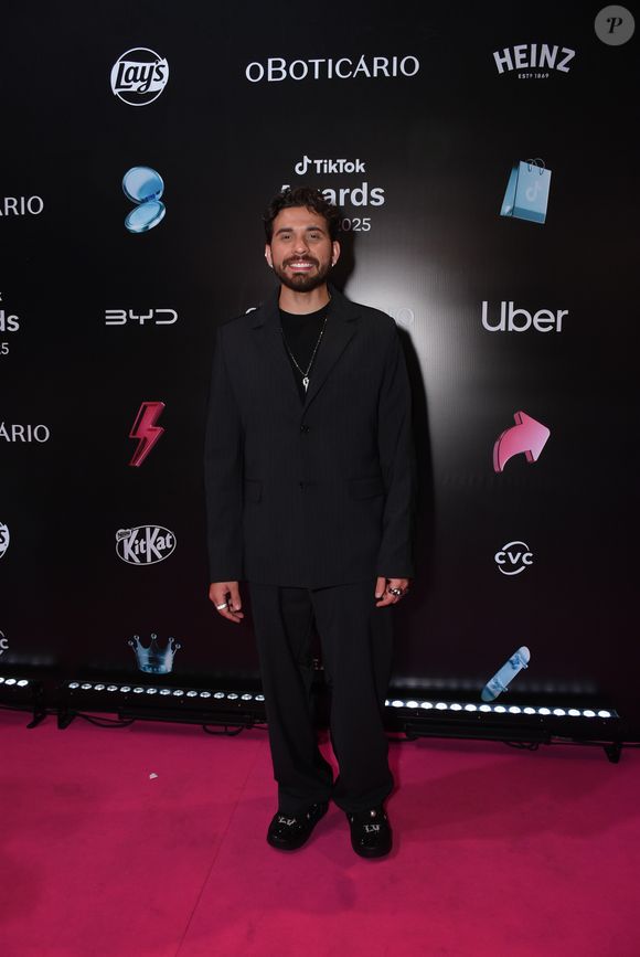 Gustavo Mioto apostou em look all black para o TikTok Awards