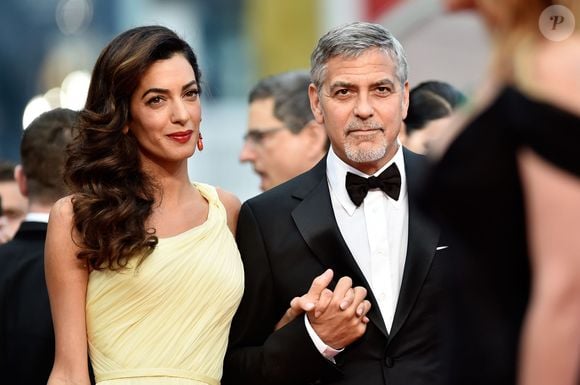 Versace sob nova direção: Dario Vitale assina o vestido que roubou os holofotes na gala dos Clooney