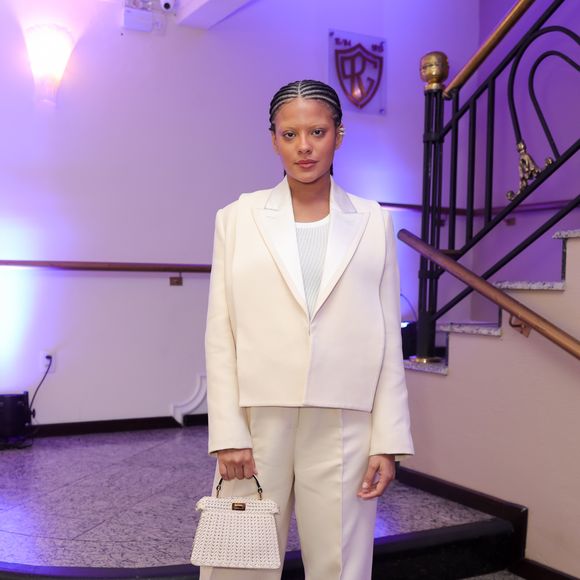 'Ela ficou com a gente em 2016. Um gerente nosso, na época, começou a incentivá-la a fazer umas fotos e procurar uma agência. A Bella tinha algo incomum, além de ser muito bonita. Ela encantava os clientes, sempre com um sorriso no rosto, gentil, simples e simpática', relembrou Juliano Becker, proprietário do 'Café Barió' e ex-chefe da atriz, em entrevista ao jornal Extra